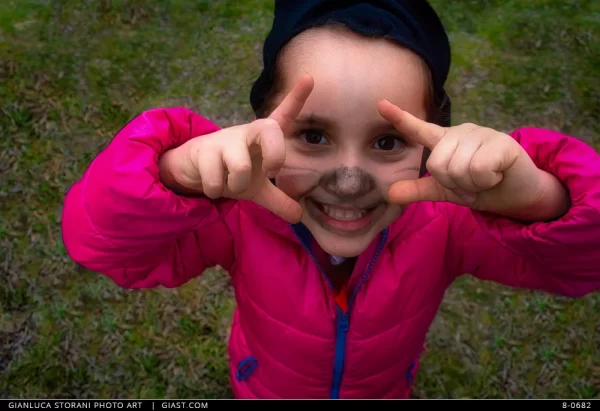 Bimba che mima la macchina fotografica