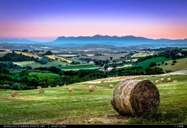 Il paesaggio incantato delle Marche durante un magico tramonto di inizio estate