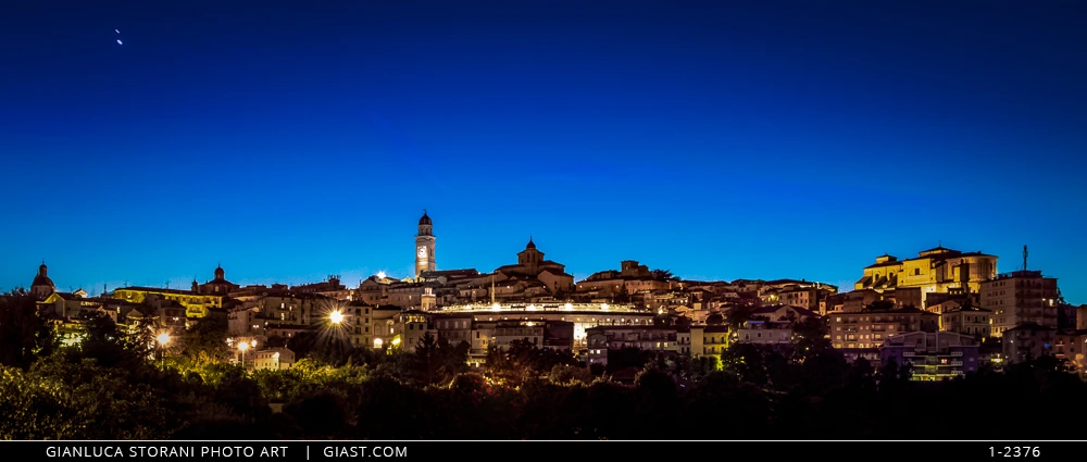 Panorama notturno di Macerata 