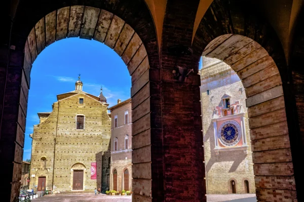 Scorcio di Piazza della libertà di Macerata da sotto i portici del Municipio