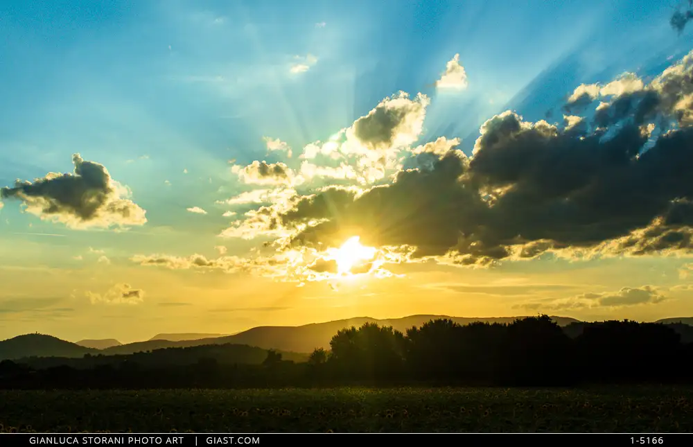 Il sole si nasconde dietro le nuvole