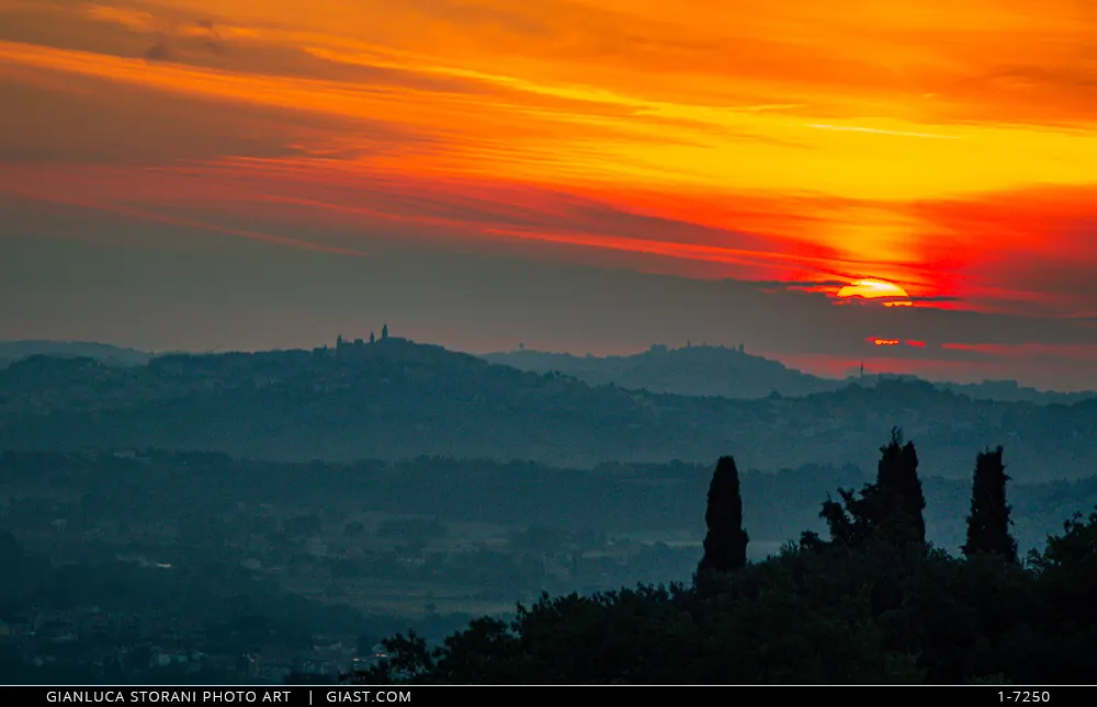 In questa foto una bella panoramica che guarda verso la città di Corridonia in un'intensa alba di inizio ottobre.