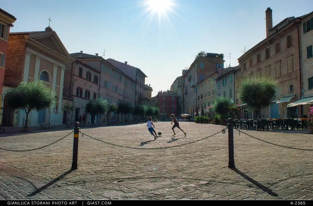 Bambini che giocano in Piazza Mazzini 