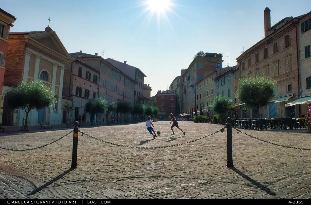 Bambini che giocano in Piazza Mazzini