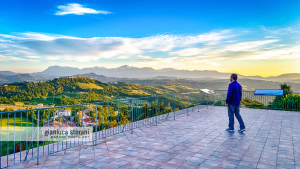 I Monti Sibillini visti dal balcone di Monte Vidon Corrado