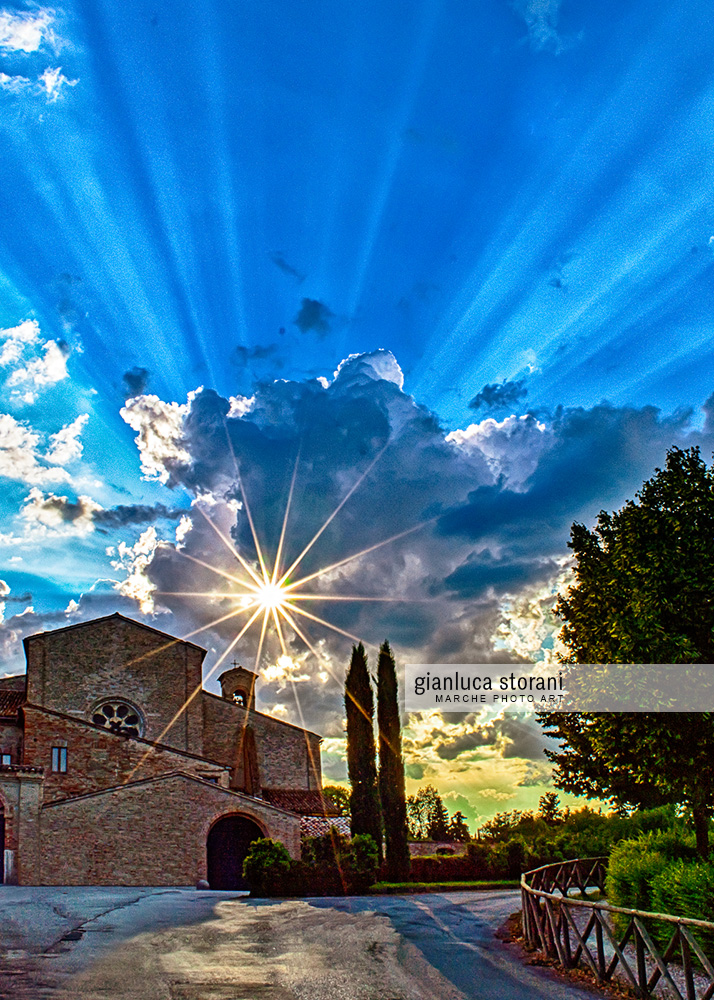 Raggi di sole sull'Abbadia di Fiastra