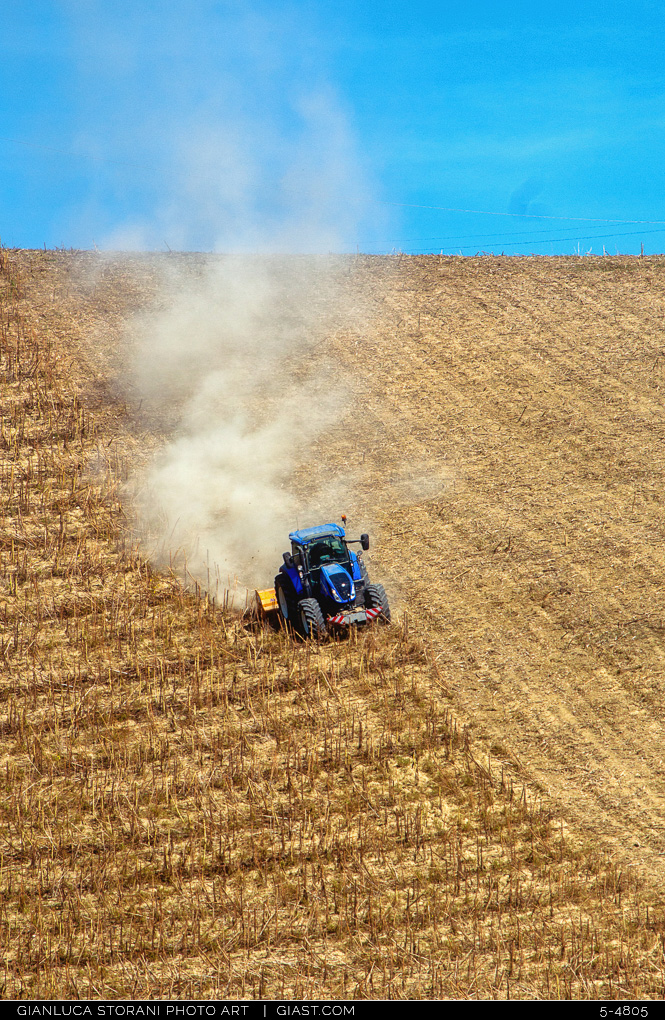 Un trattore che lavora nella campagna maceratese