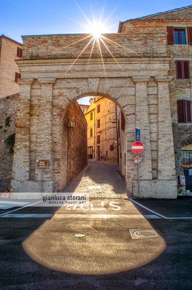 Porta Trento di Corridonia mentre viene illuminata dal sole.