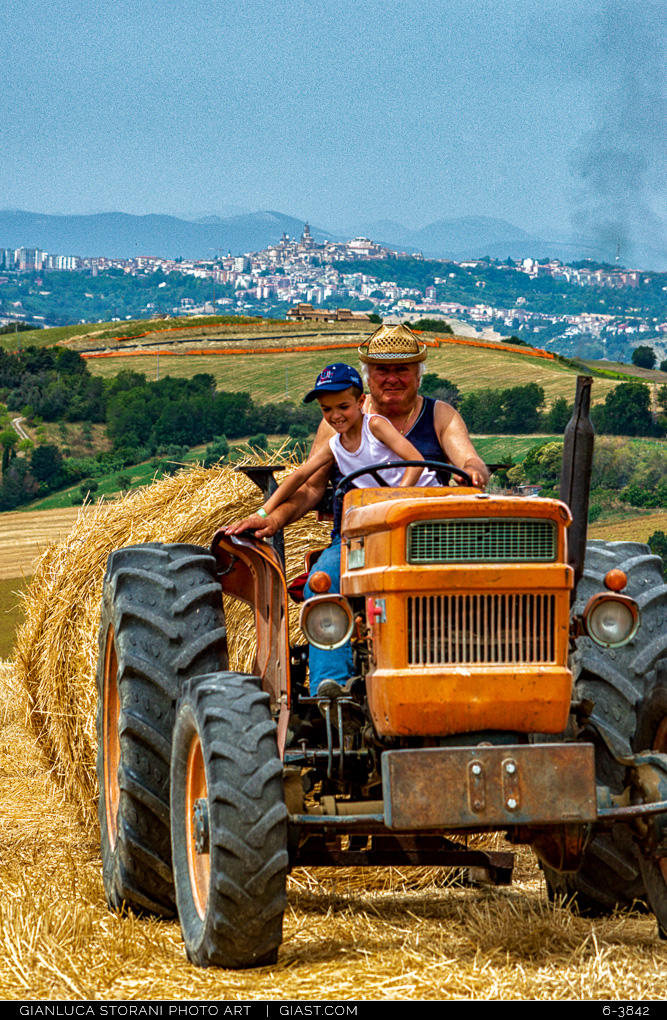 Il nonno, il nipote e le Marche  - Gianluca Storani Photo Art (ID: 6-3842)