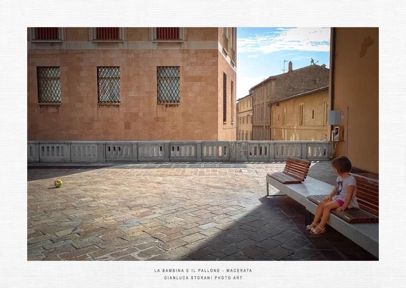 La bambina e il pallone - Gianluca Storani Photo Art (ID: 6-4709)