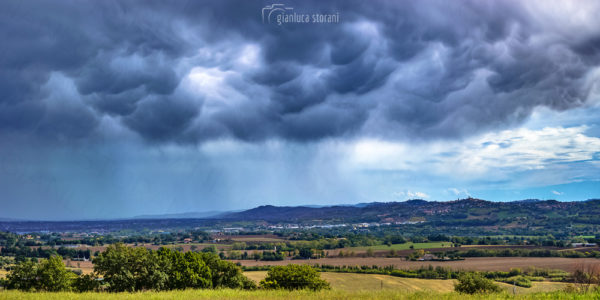 La nube temporalesca Mammatus sulla Val di Chienti