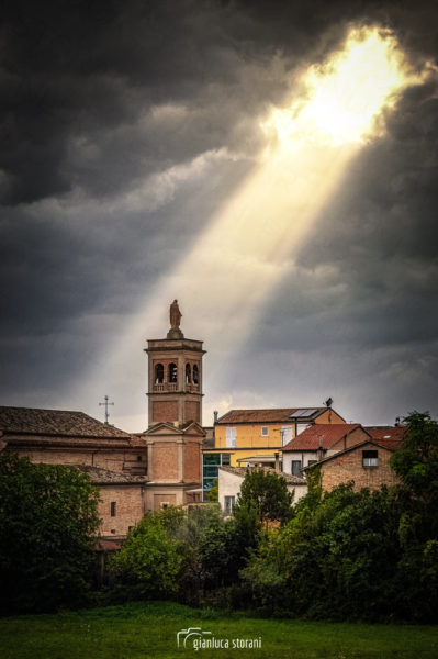 Un raggio di sole scende sulla chiesa di Villa Potenza