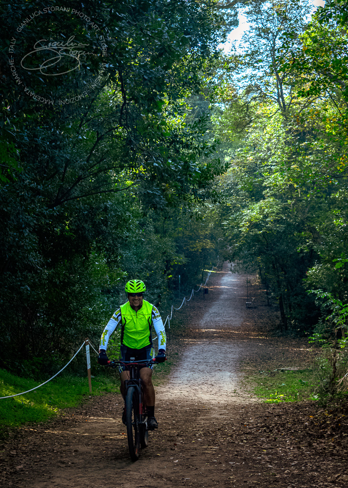 Un ciclista pedala nel Parco di Villa Lauri