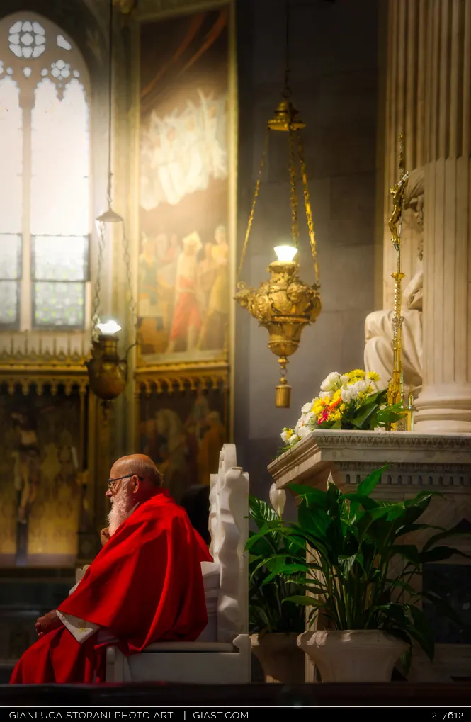 Un sacerdote all'interno della Basilica di Loreto