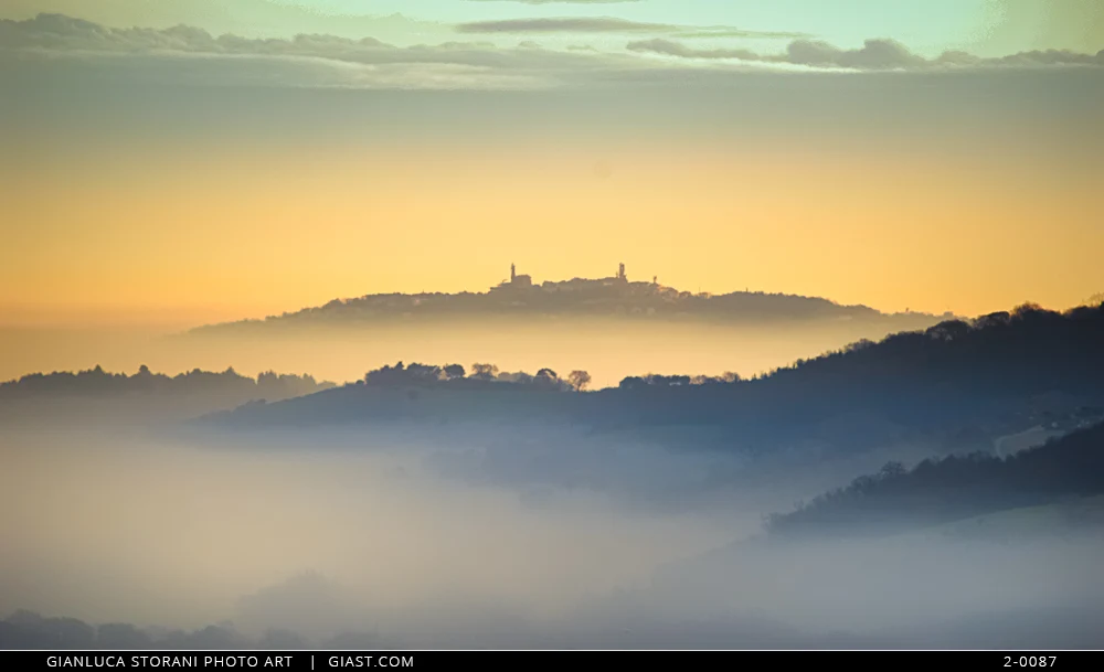 Paesaggio marchigiano nebbioso