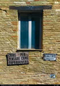 Un cartello nella facciata di una casa