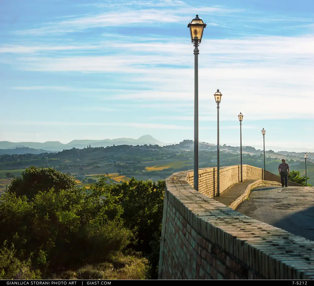 Uno scorcio del paesaggio dalle mura di Montecosaro