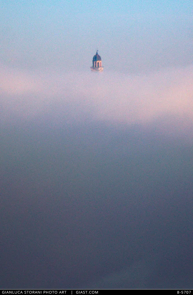 La torre civica di Macerata emerge dalla nebbia