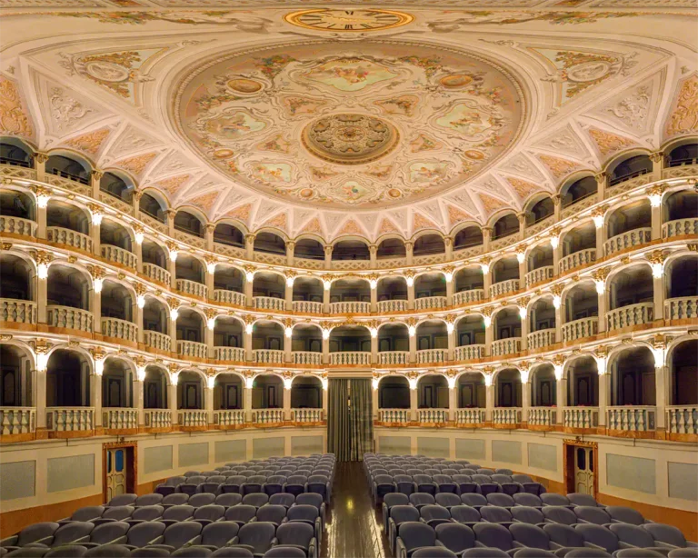 Il Teatro Lauro Rossi di Macerata in un'ampia visuale dal palcoscenico